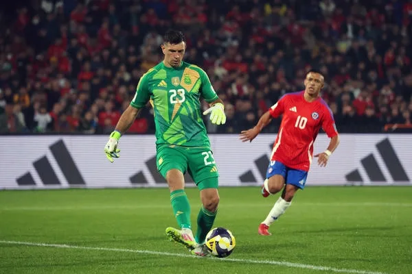 Emiliano Martínez會主動控制防線的穩定度